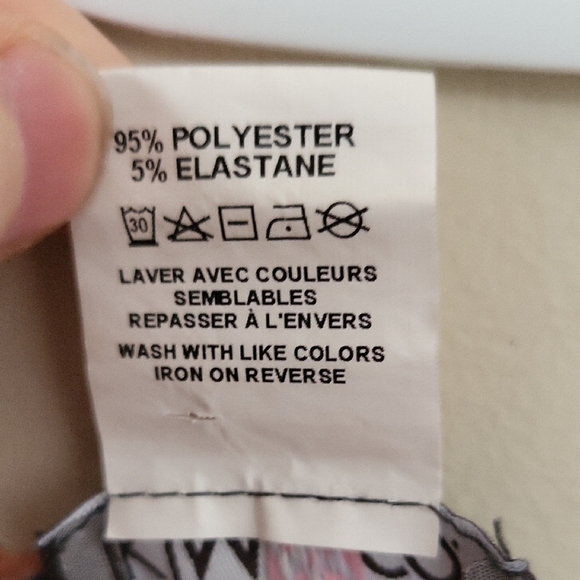 KIM&CO Chic Floral Top with Black Base – Elegant & Versatile - Picture 4 of 7